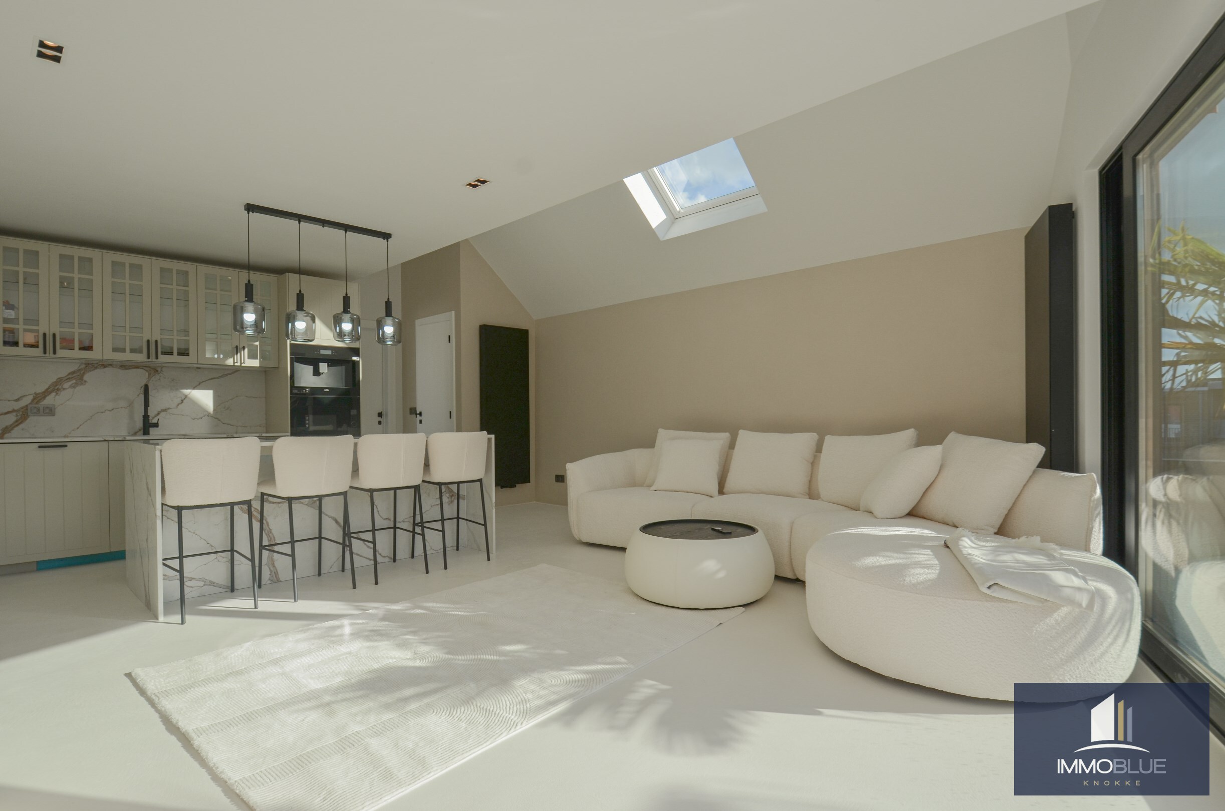 EXCLUSIEF : Duplexappartement met ruim terras gelegen in een kleinschalige nieuwbouwresidentie in Art Deco-stijl. 