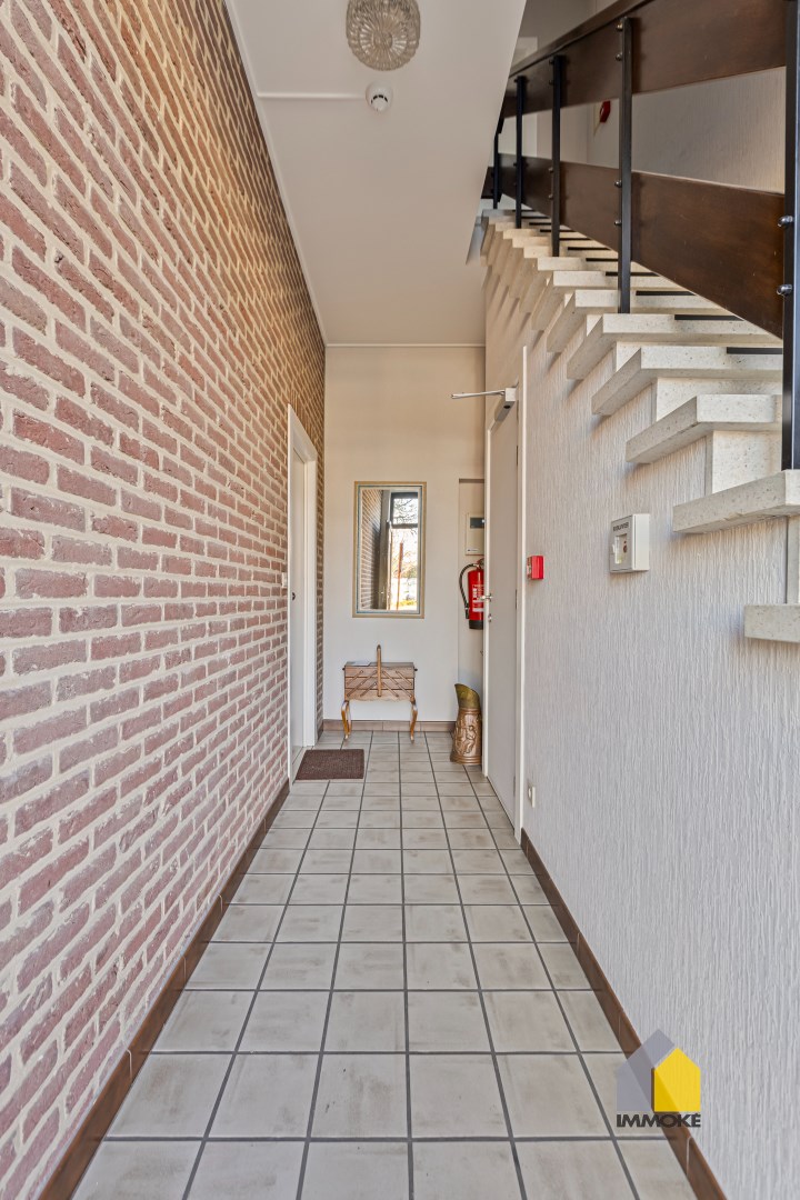 Gelijkvloers appartement (89 m&#178;) met 2 slaapkamers, stadstuintje en kelderberging. 