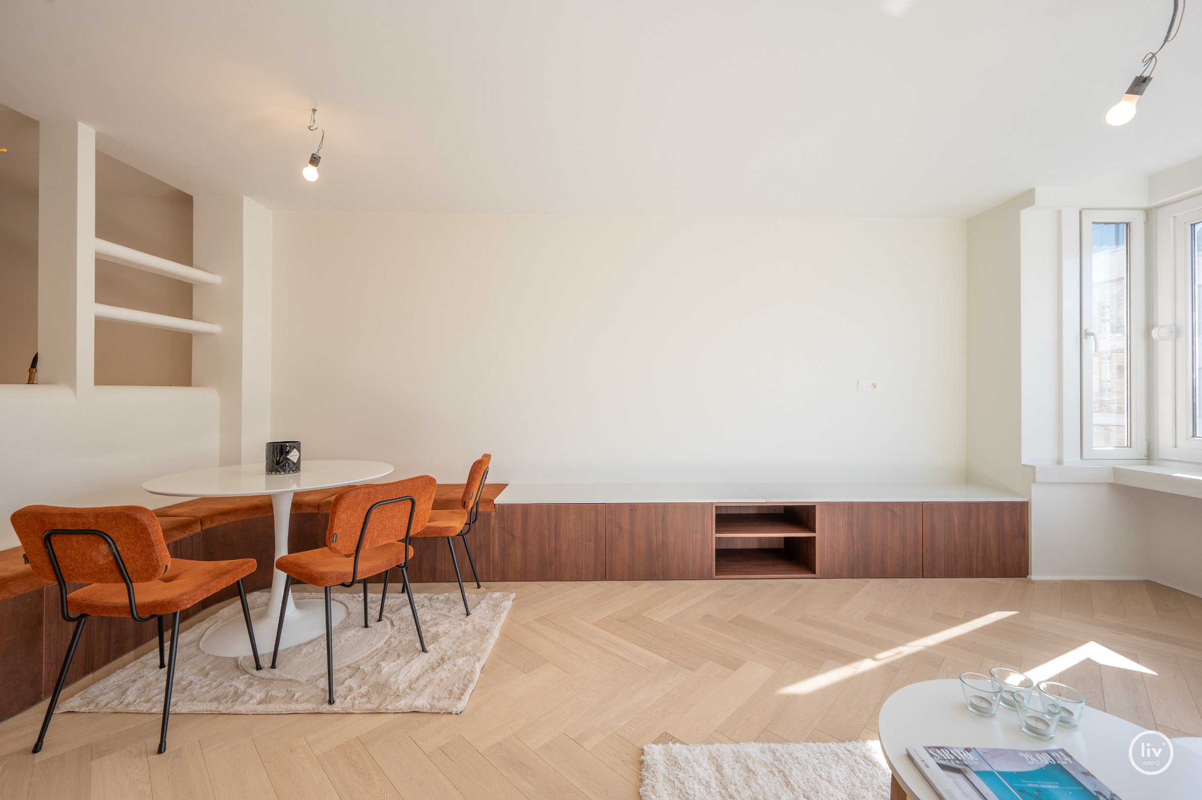 Gerenoveerd, lichtrijk appartement met 3 slaapkamers voorzien van alle luxe, gelegen op de Lippenslaan te Knokke. 