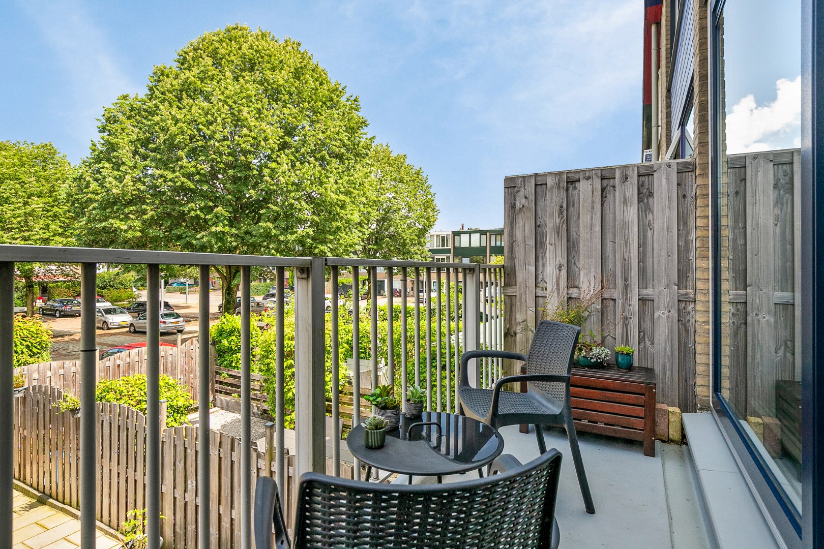 Keurige 6-kamer drive-in woning met moderne keuken, nette badkamer, 5 slaapkamers, zonnige tuin en eigen parkeerplaats! 