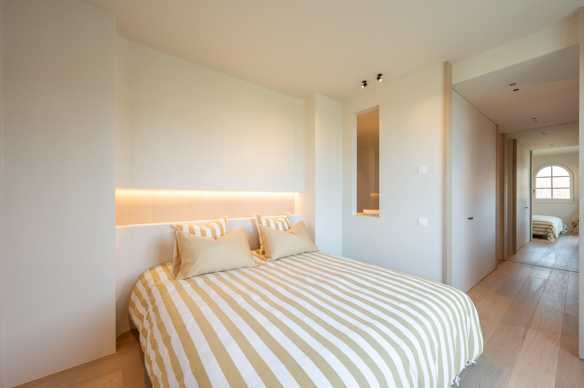 Appartement d&#39;angle exceptionnellement r&#233;nov&#233; situ&#233; au cœur du Zoute, dans le domaine tr&#232;s exclusif Tennis Gardens - un parc priv&#233; d&#39;environ 5 hectares, &#224; proximit&#233; de la mer et &#224; distance de marche d 