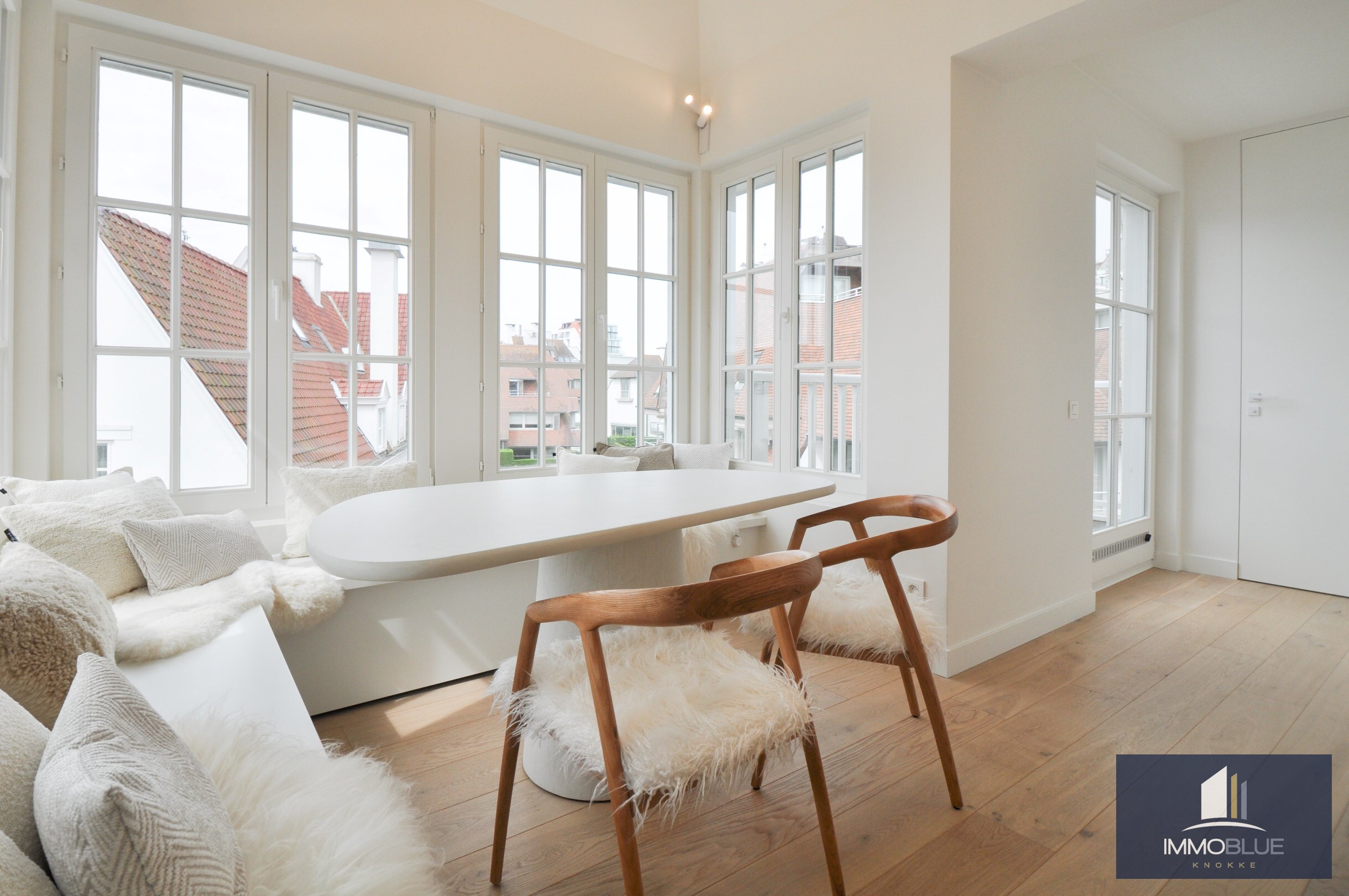 Appartement enti&#232;rement r&#233;nov&#233; avec de grandes terrasses ensoleill&#233;es. 