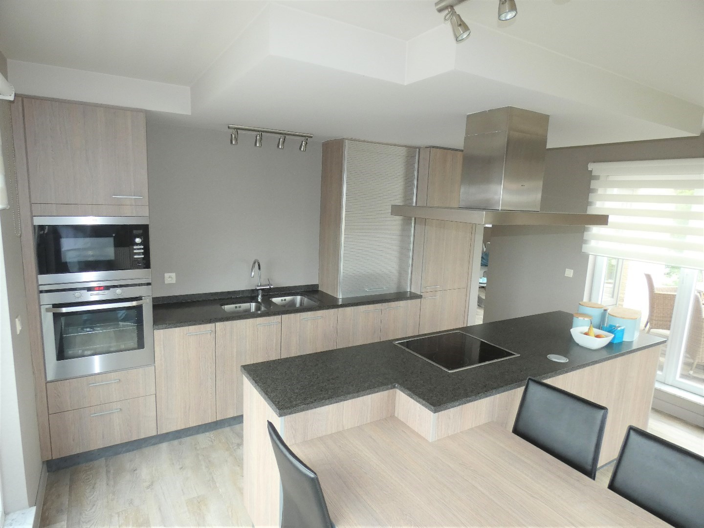 Appartement (104 m&#178;) met 2 slpk, 2 terrassen en garage, Eernegem. 