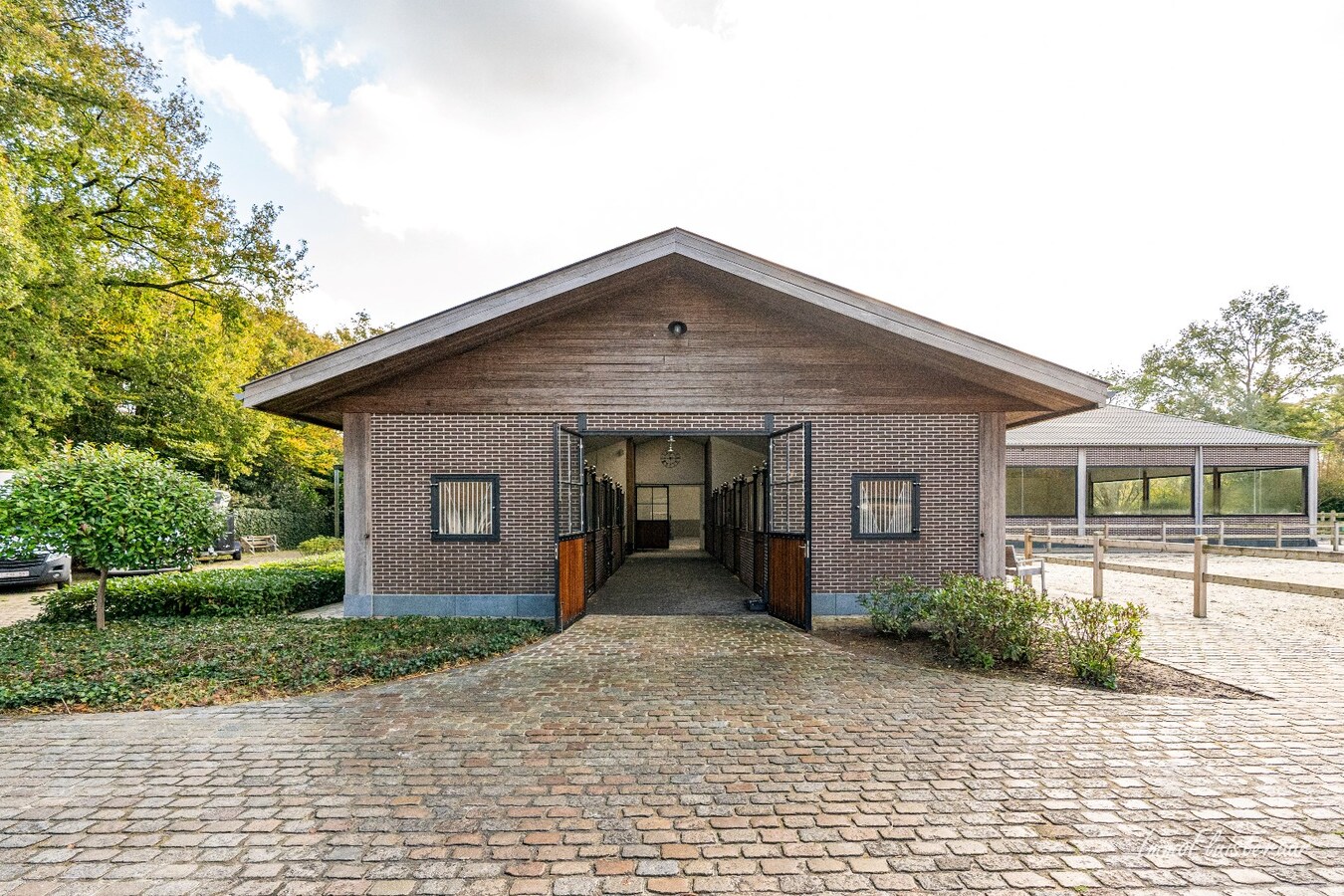 Unieke trainingsstal met prachtige villa op ca. 1 ha te Halle-Zoersel (Mogelijkheid tot aankoop extra weide) 