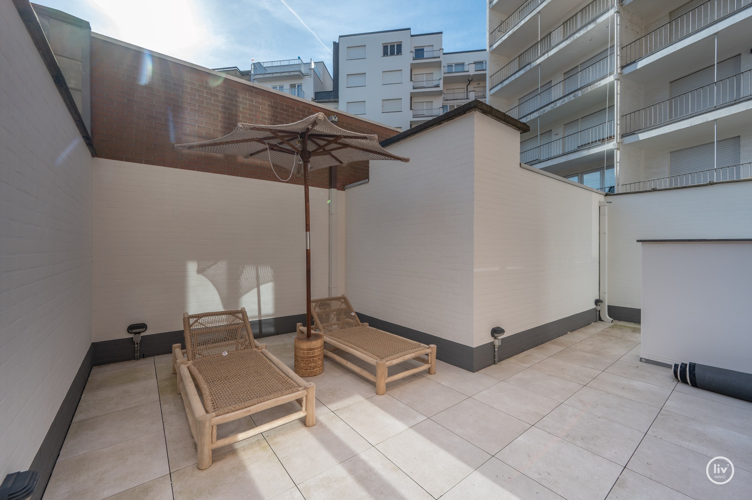 Magnifique appartement r&#233;nov&#233; de 175m2 &#224; 30m de la digue de mer &#224; Knokke avec une terrasse tr&#232;s spacieuse. 