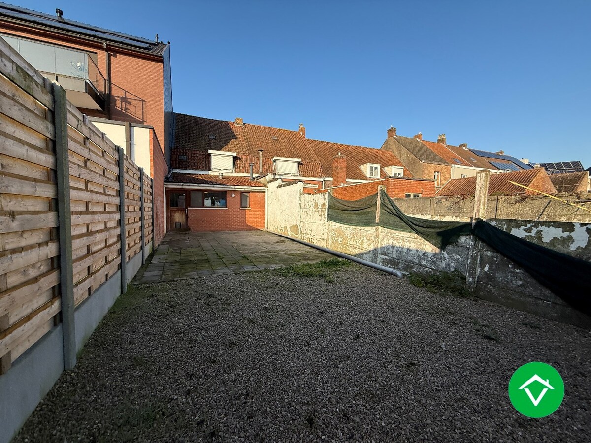 Op te frissen rijwoning met 3 slaapkamers en tuin in centrum Staden 