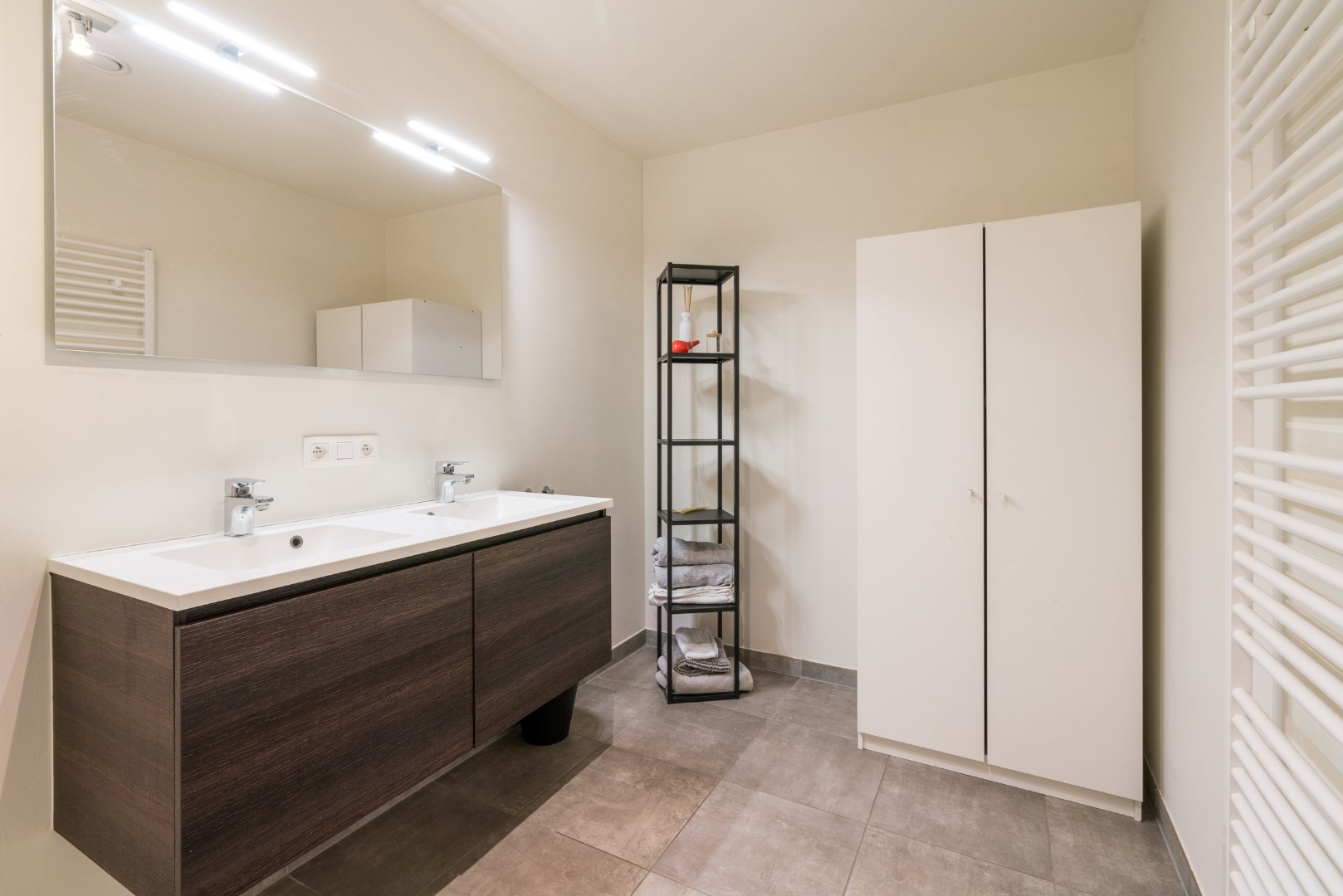 Ruim, modern 2 slaapkamer appartement met staanplaats 