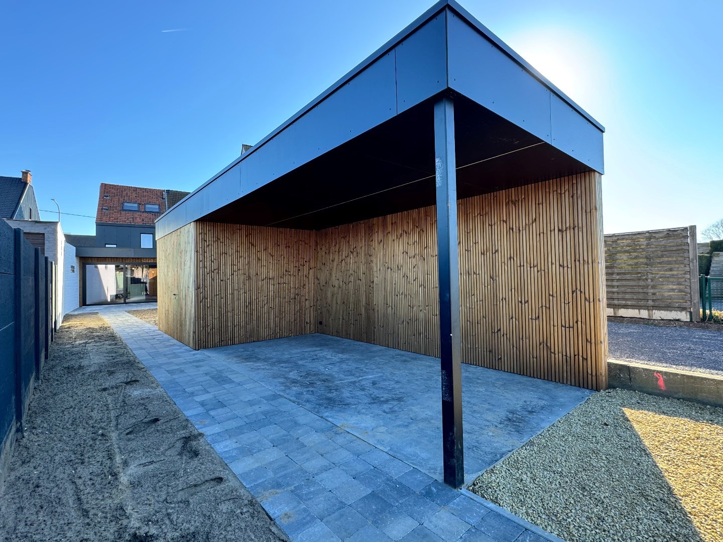 Instapklare, gerenoveerde woning met tuin, uitweg en carport 