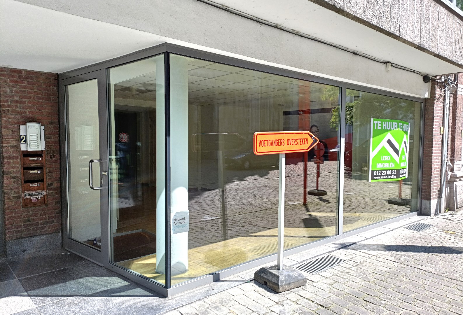 GELIJKVLOERS HANDELSPAND/KANTOOR IN HET CENTRUM 
