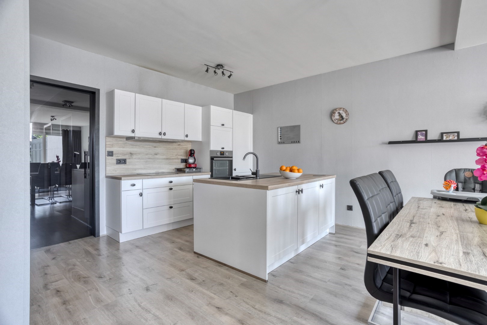 Energiezuinig gelijkvloers 2 slpk. appartement met 2 garages en staanplaats in Leopoldsburg 