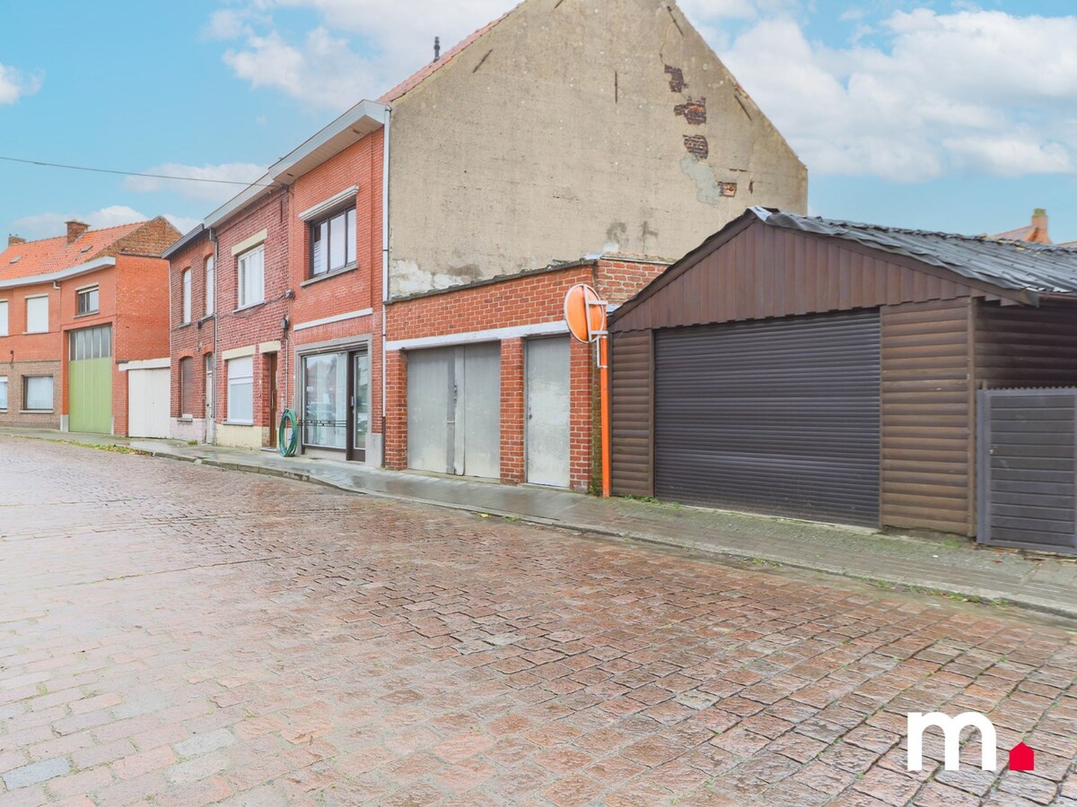 Goed gelegen woning met uitweg en garage te Wervik ! 