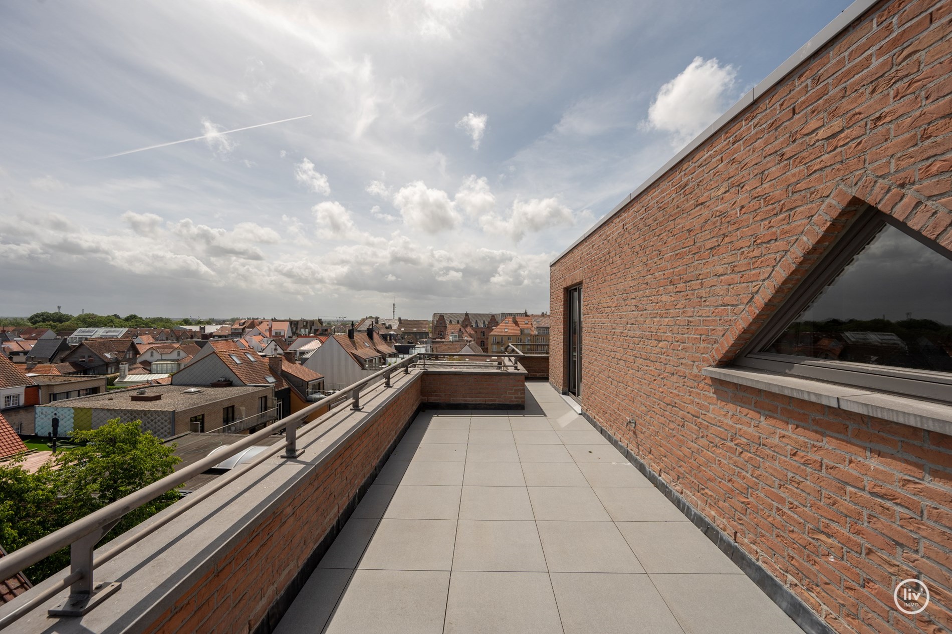 “Unieke Penthouse (1992) te koop op een toplocatie in Knokke –3 -kamerappartement met uitzonderlijke zonneterrassen van meer dan +/- 200m2 . 