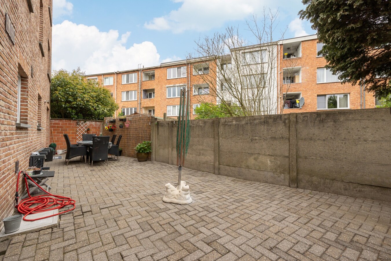 Opbrengsteigendom met 5 appartementen en 3 garages 