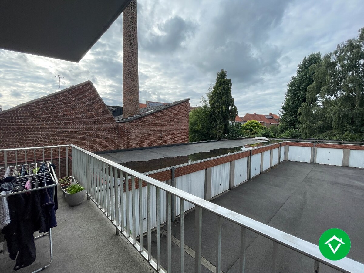 Centraal gelegen appartement met 2 slaapkamers en garage te Roeselare 