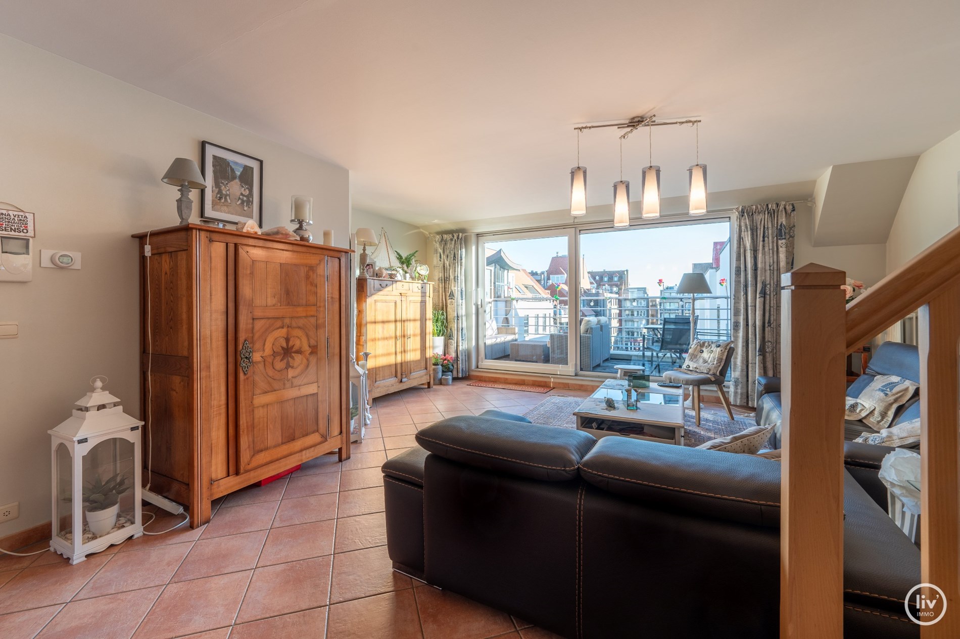 Appartement spacieux avec 3 chambres et 2 salles de bains &#224; Knokke avec vue d&#233;gag&#233;e sur la rue. 