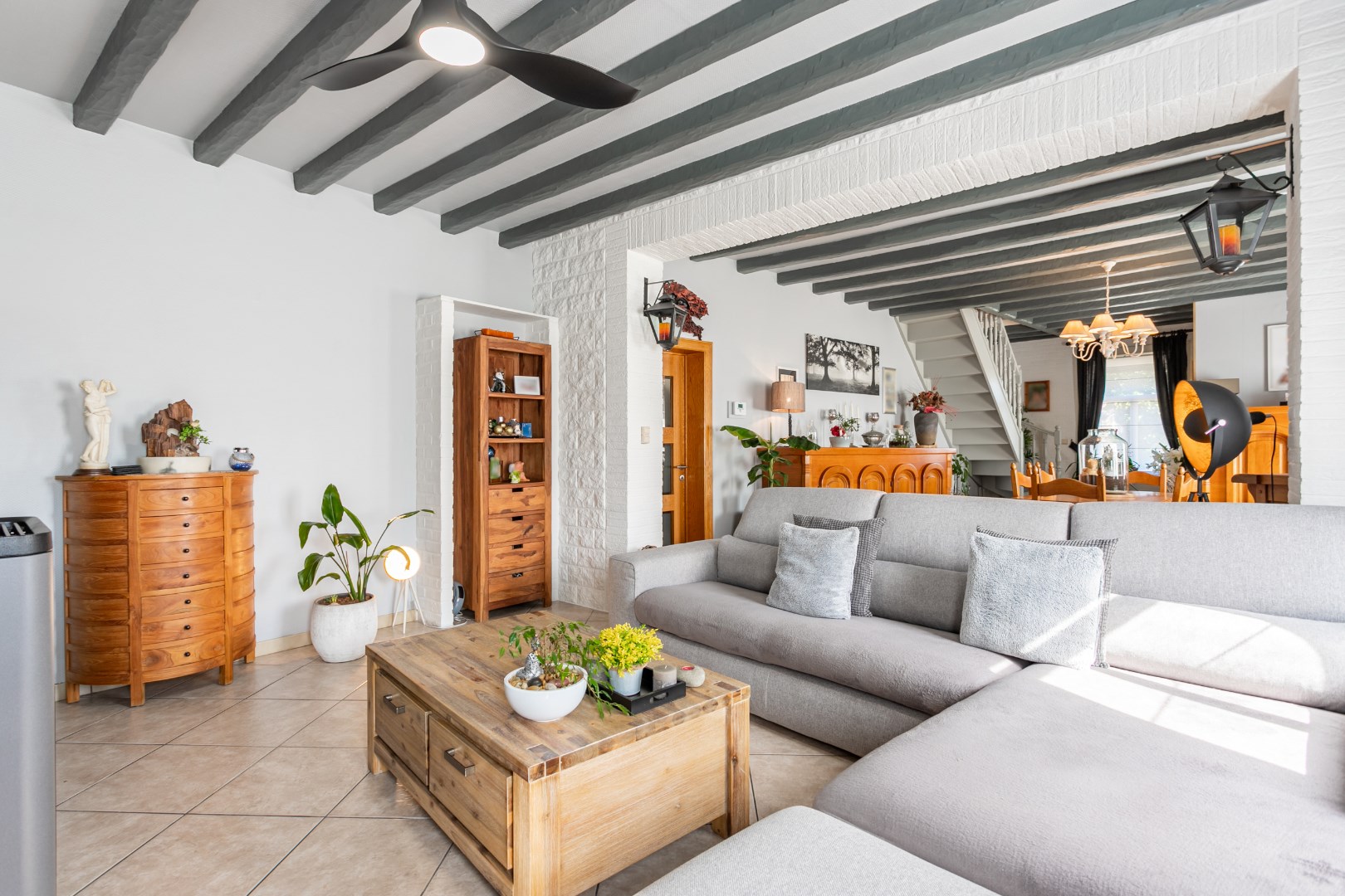 Ruime kangoeroewoning met 6 slpks, 2bdks, 2 garages en tuin te Oetingen 