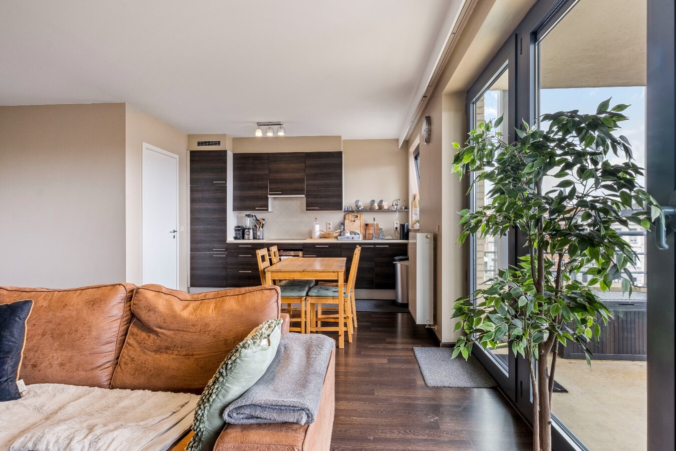 Ruim appartement met 3 slaapkamers met 2 terrassen en 2 parkeerplaatsen te Brussel 