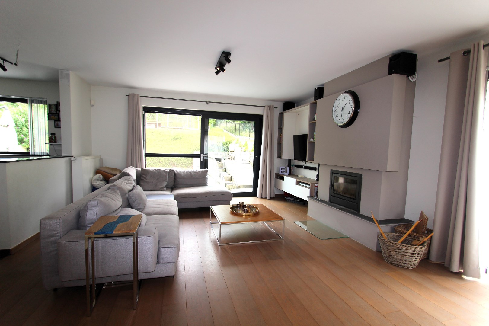 RECENTE WONING MET 5 SLAAPKAMERS EN GROTE TUIN 