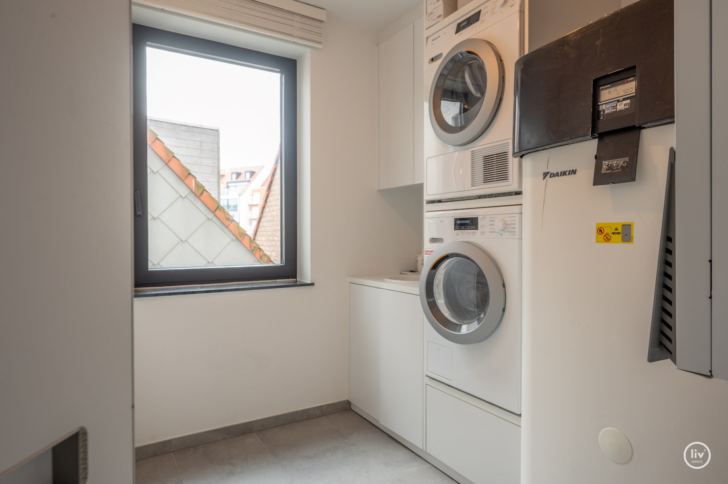 Buitengewone hoekduplex ( 274m&#178;) gelegen vlakbij Zeedijk en het Rubensplein. Ruime garage te koop op de gelijkvloerse verdieping in het gebouw. 