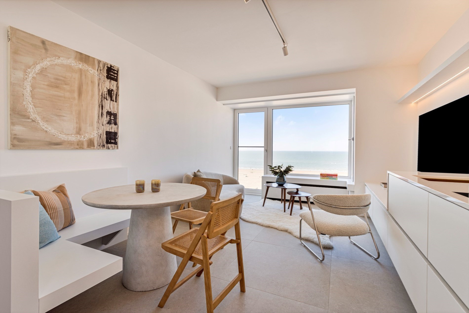 Appartement de vacances confortable et magnifiquement r&#233;nov&#233; avec vue frontale sur la mer. 