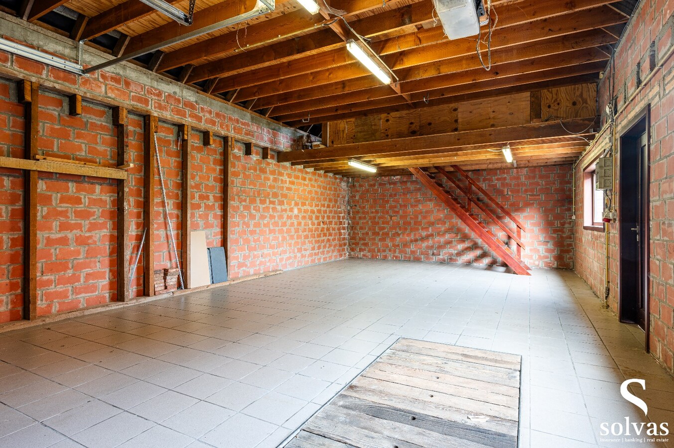 Alleenstaande woning met afzonderlijke ruime garage 