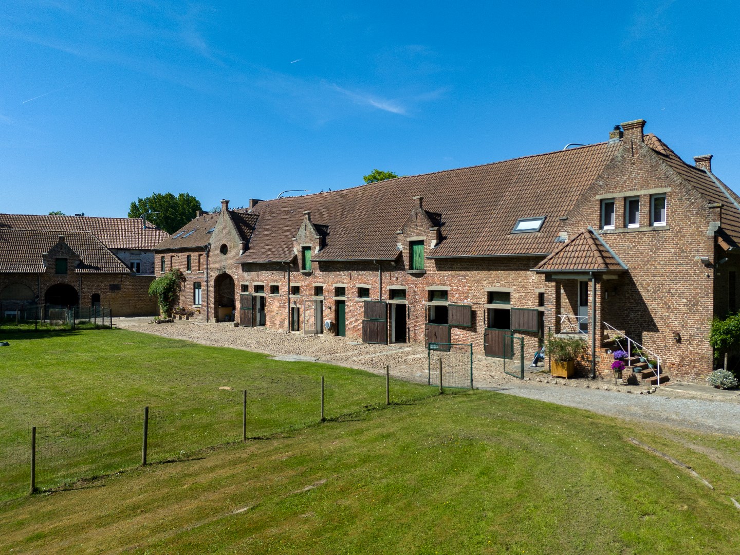 Te koop: Charmante boerderij met paardenstallen van 1ha op toplocatie in Boutersem - bewoonbare opp. 158 m&#178; (uitbreiding mogelijk) 