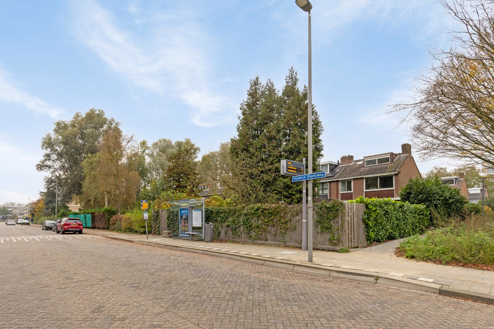 Keurig en zonder klussen te betrekken dit 3 (voorheen 4) kamer appartement op de 2e verdieping met fraaie keuken, moderne badkamer, 2 balkons, berging in de onderbouw en gelegen op eigen grond. 