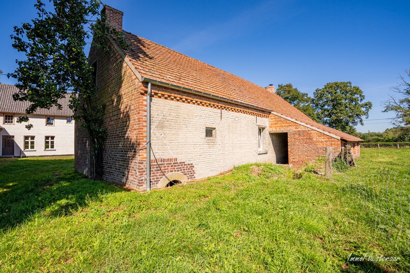 Unique farmhouse in an exceptional location on approximately 5 hectares in Peer. 