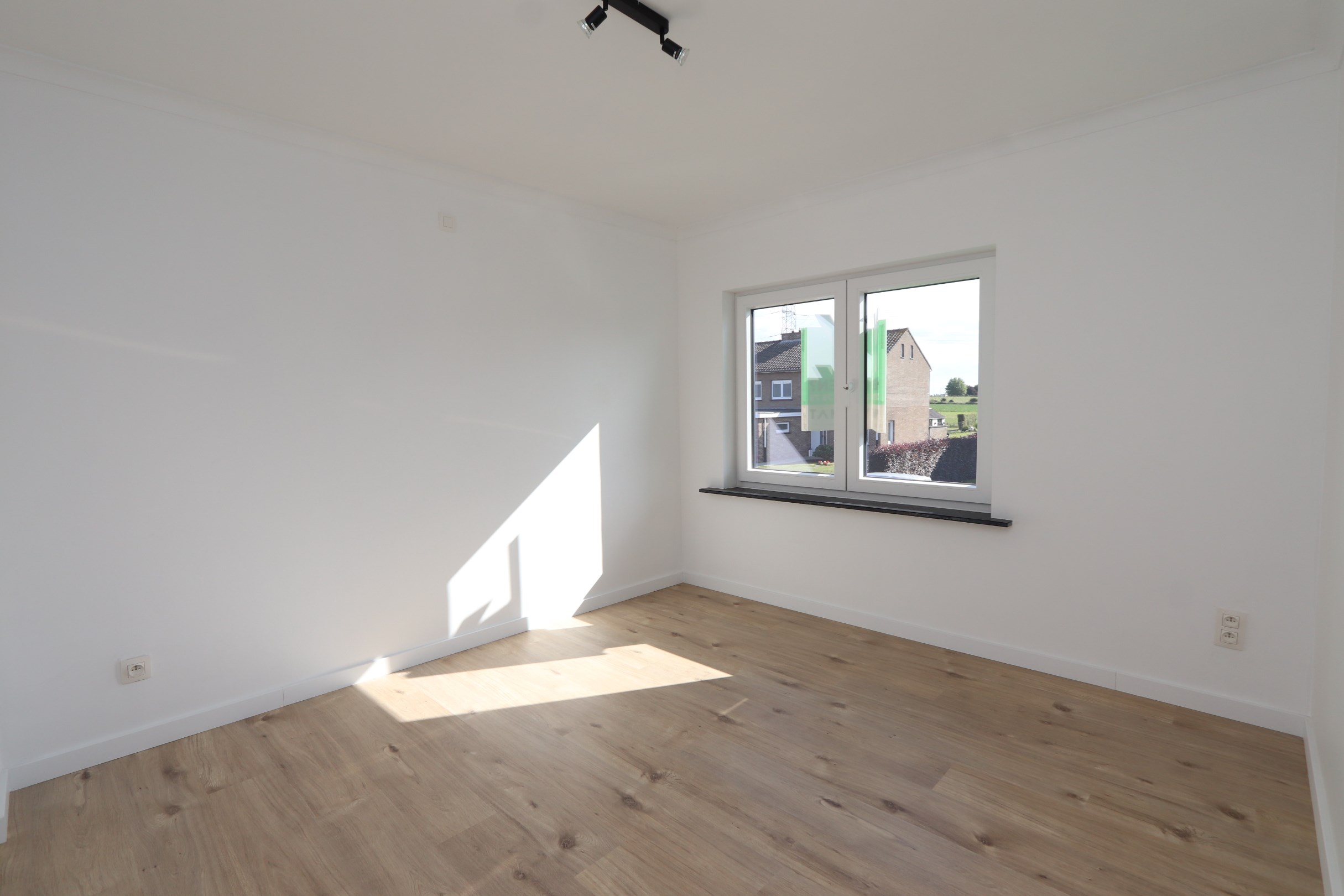 GERENOVEERDE WONING MET 3 SLAAPKAMERS EN TUIN 