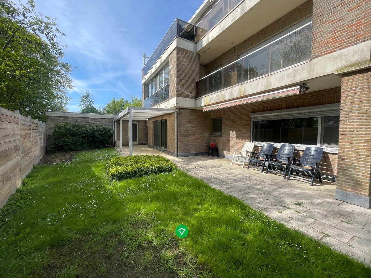 Gelijkvloers appartement met 3 slaapkamers, tuin en garage te Roeselare 