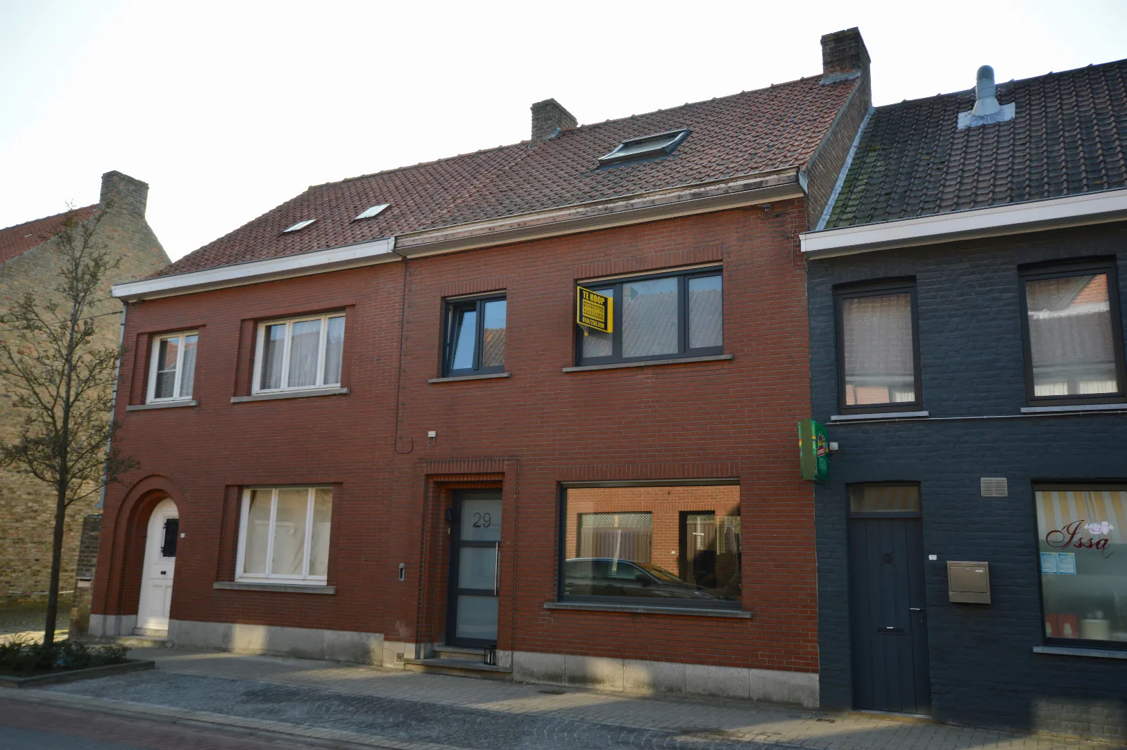 Gerenoveerde woning met grote tuin in centrum Eernegem