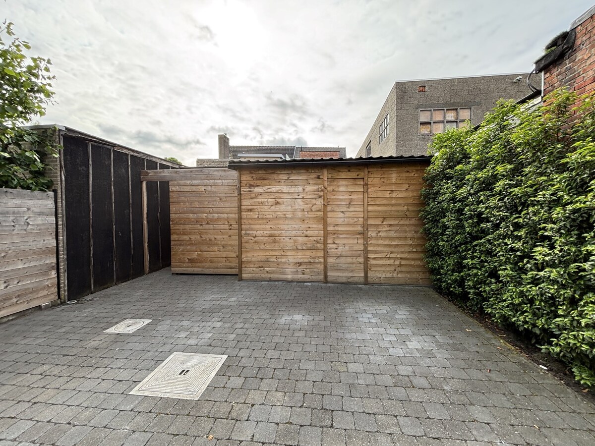 Instapklaar handelsgelijksvloers 90 m&#178; met ruim terras  in het centrum Sint-Antonius naast Bpost. 