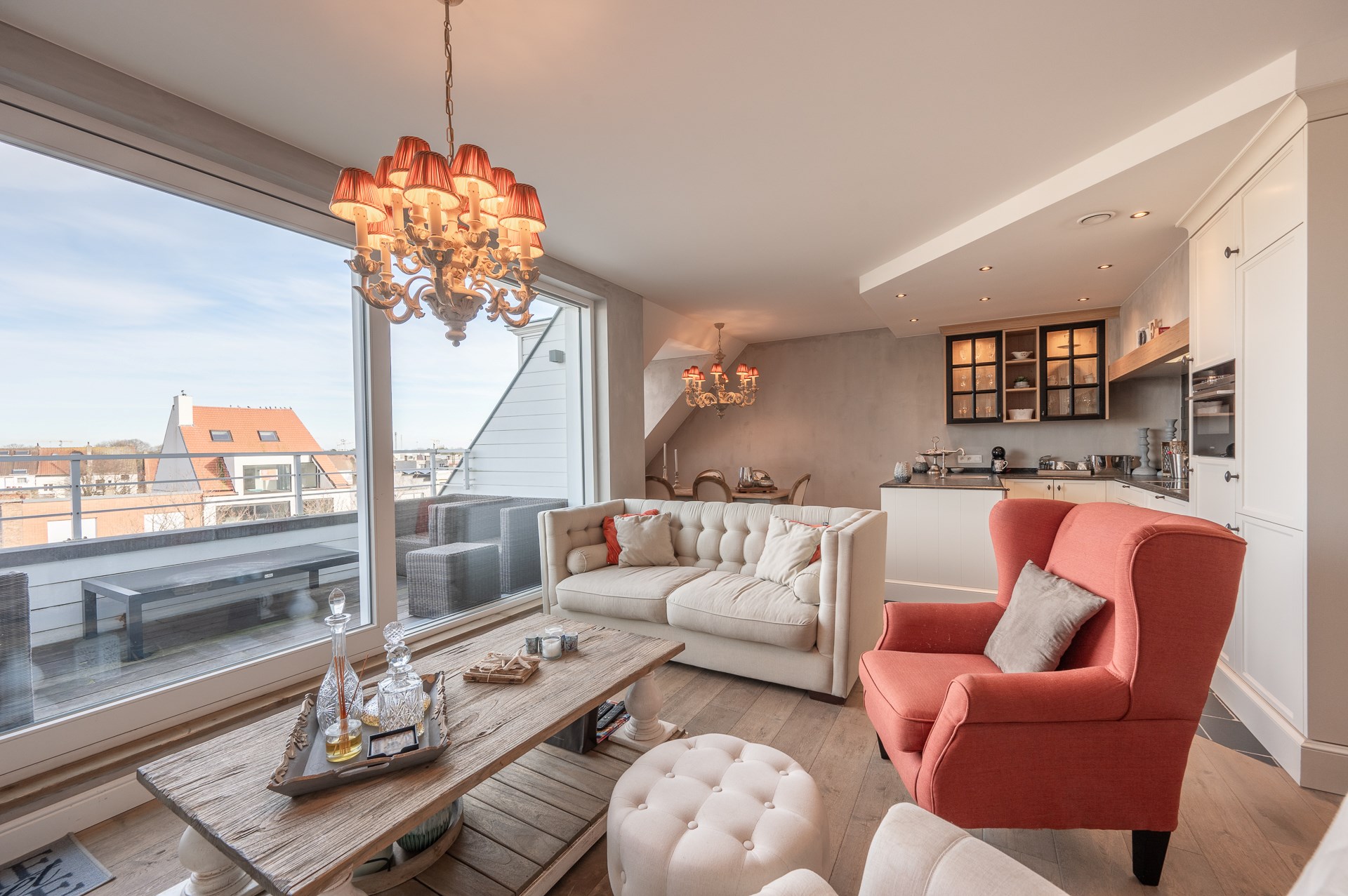 Lichtrijk appartement met een hoogwaardige afwerking,  2 slaapkamers en een ruim terras, gelegen in de residentie Promenade ter hoogte van Duinenwater op enkele minuten van het centrum van Knokke. 