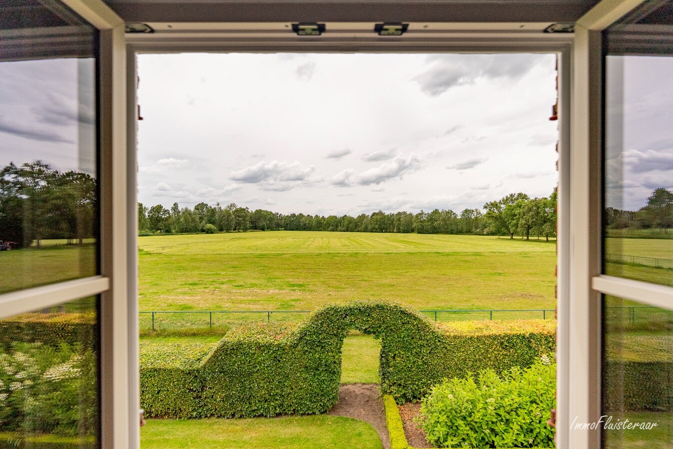 Manoir exclusif avec &#233;curies, piscine et court de tennis sur un domaine d&#39;environ 9 hectares &#224; Retie. 