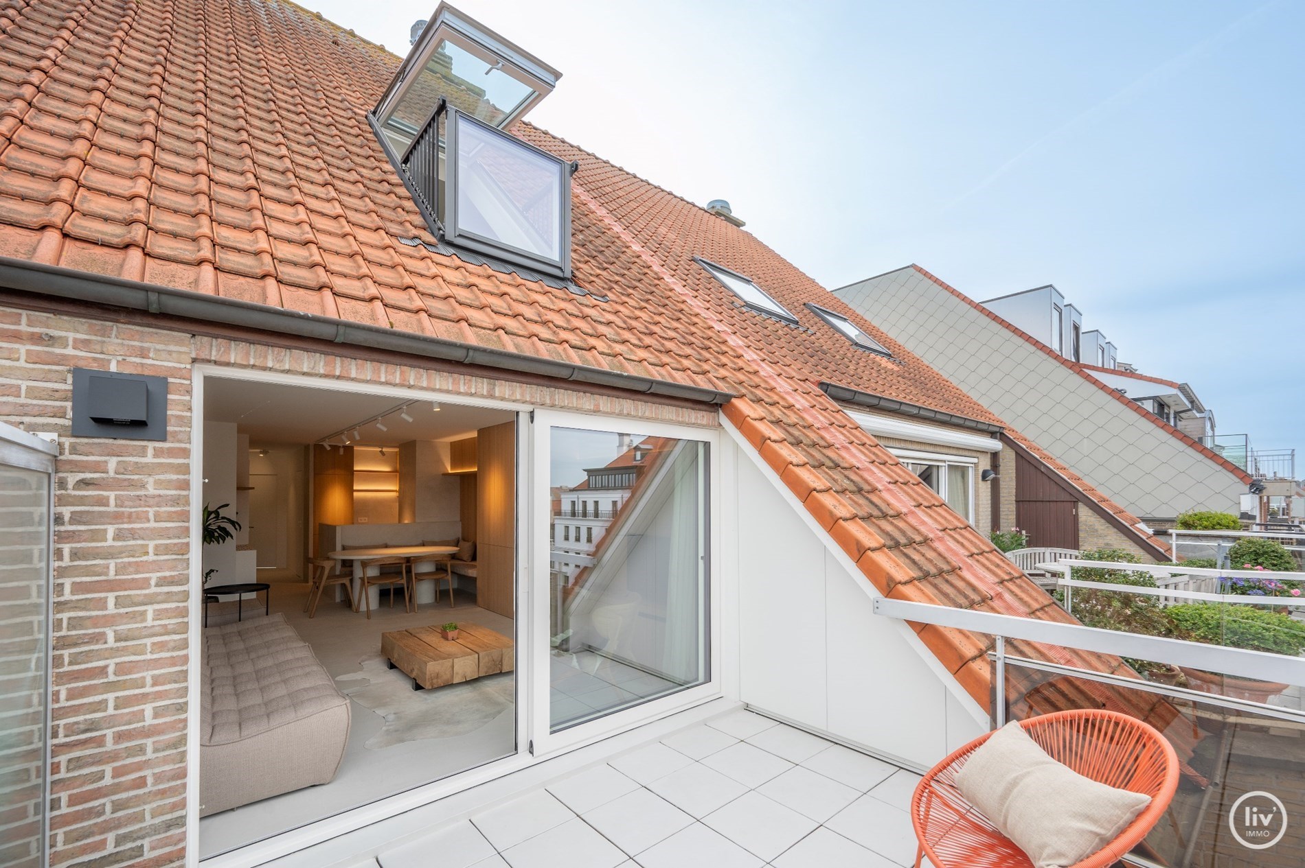 Superbe appartement en duplex magnifiquement r&#233;nov&#233; avec une spacieuse terrasse orient&#233;e vers l&#39;ouest, situ&#233; sur la Lippenslaan &#224; Knokke. 