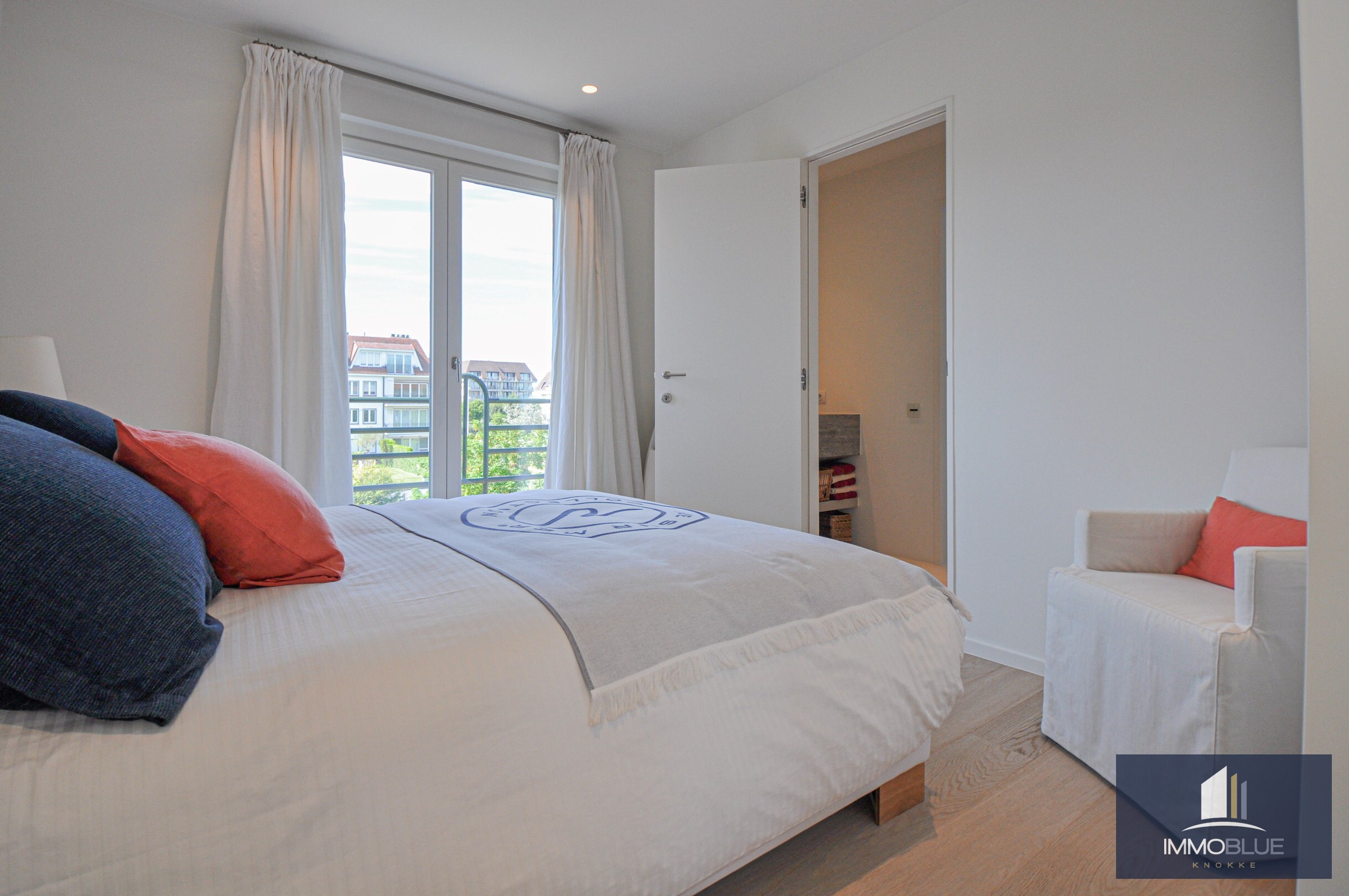 Subliem hoekappartement met ruime terrassen gelegen in het prestigieuze domein Tennis Garden. 