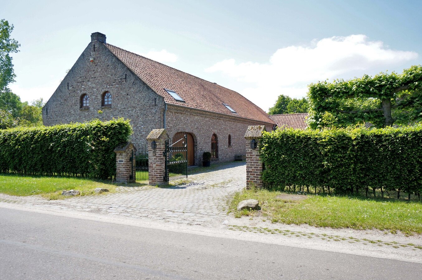 Rustig gelegen hoeve met conci&#235;rgewoning en stallen te Bree op ca. 8300m&#178; 