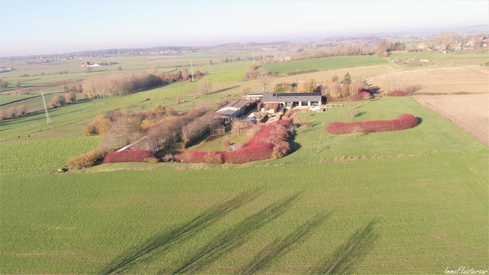 Magnifique maison avec grande annexe et pr&#233;s sur environ 2ha &#224; Bi&#233;v&#232;ne (Brabant Flamand) 