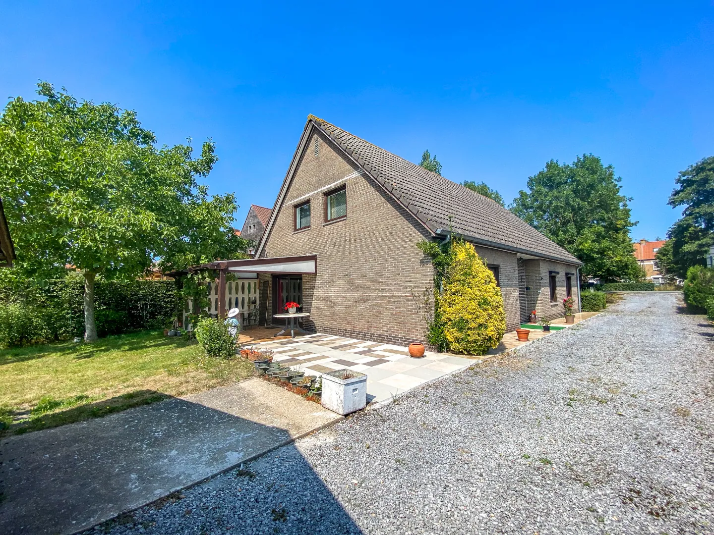 Mooi gelegen alleenstaande woning te Nieuwpoort op 901 m² met zuid-gerichte tuin en vrijstaande garage.