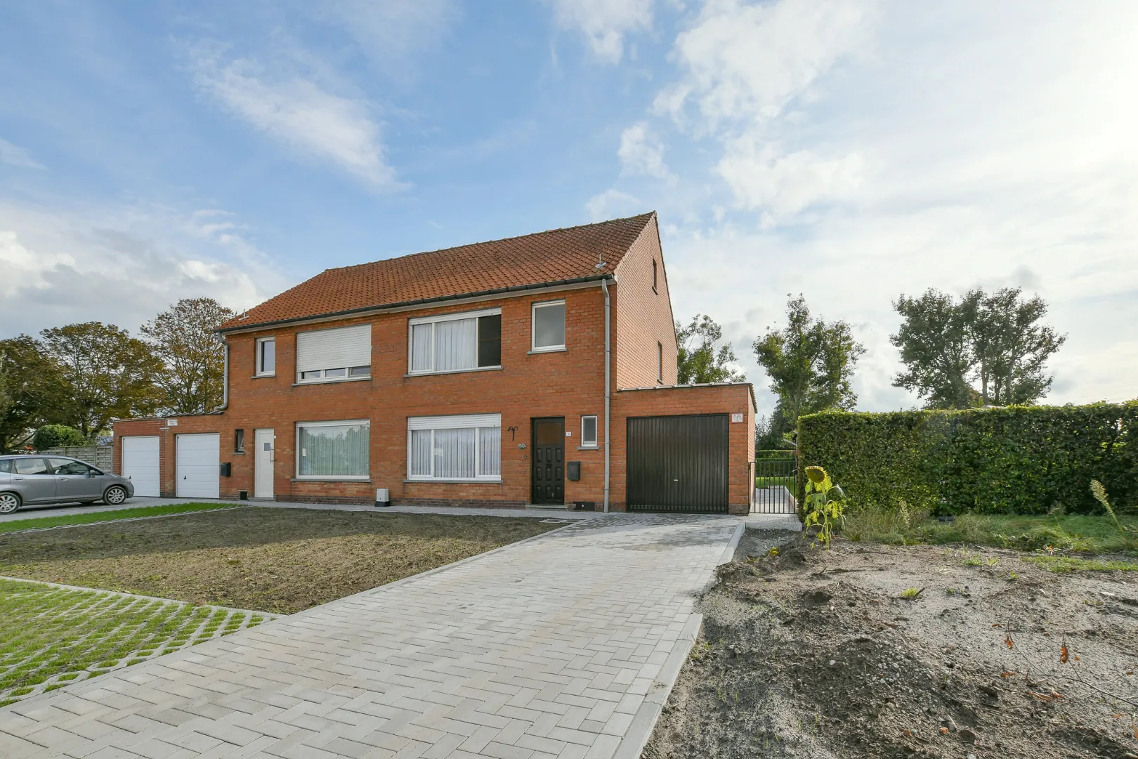 Halfopen woning op 387 m² op rustige ligging in de Mandelwijk