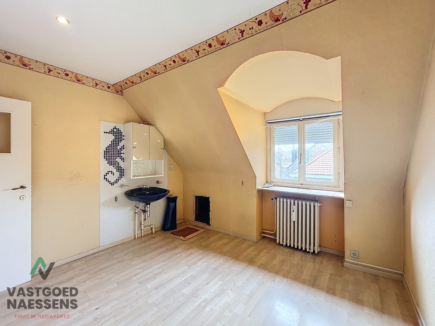 Maison d&#39;angle avec entrep&#244;t - garage - 5 chambres &#224; coucher et terrasse 