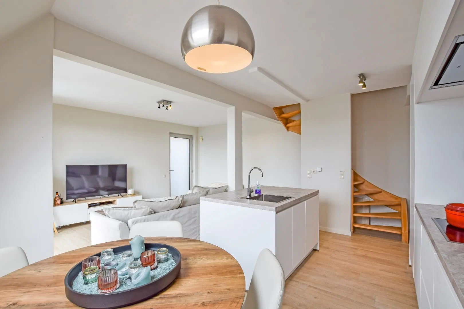 1 slaapkamerappartement (69 m²) met zuidgericht terras aan het spaarbekken van Nieuwpoort. 