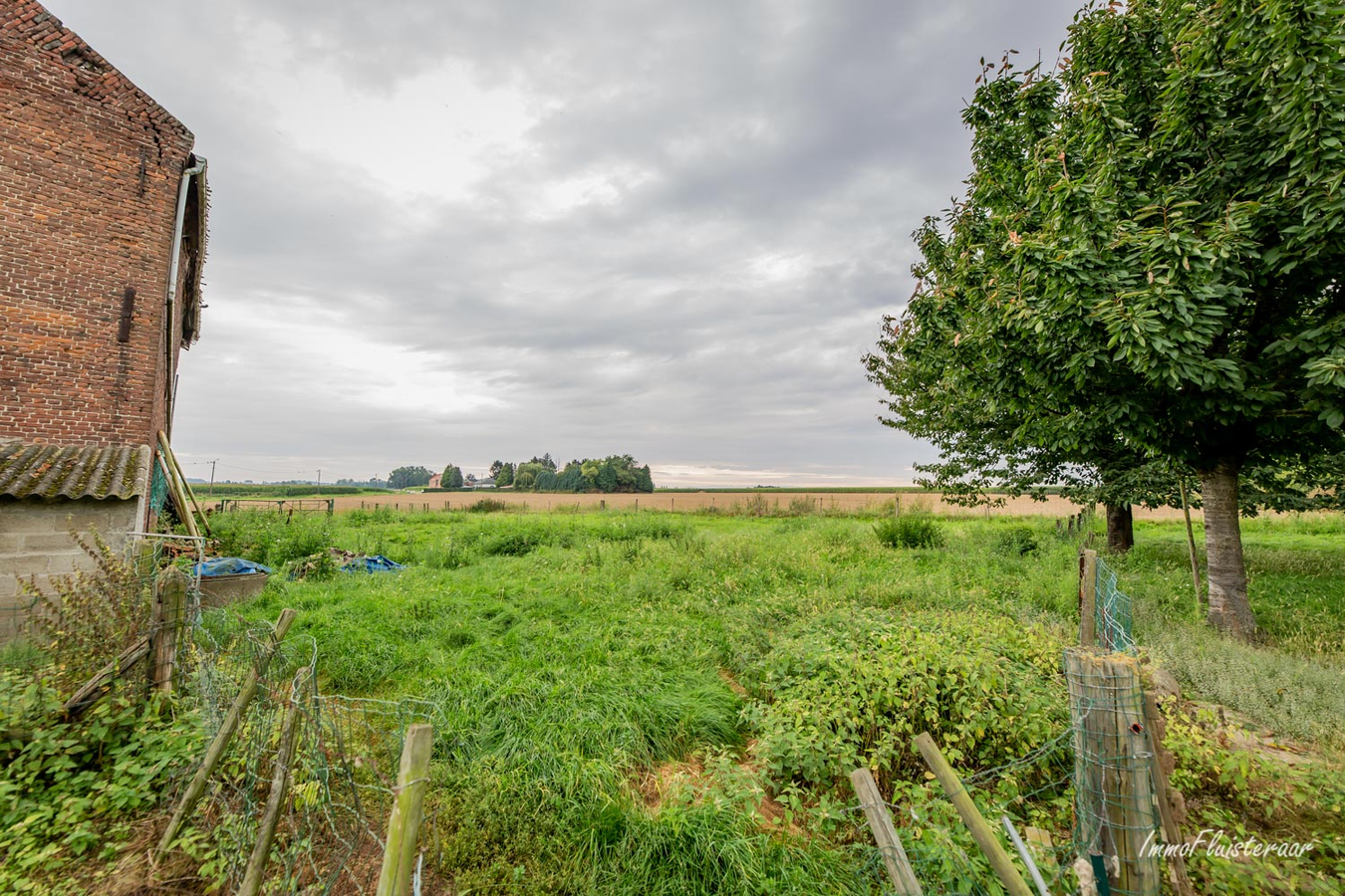 Te renoveren historische vierkantshoeve met woning, stallen, schuur en grond op ca. 30a te Tienen (Hakendover; Vlaams-Brabant) 