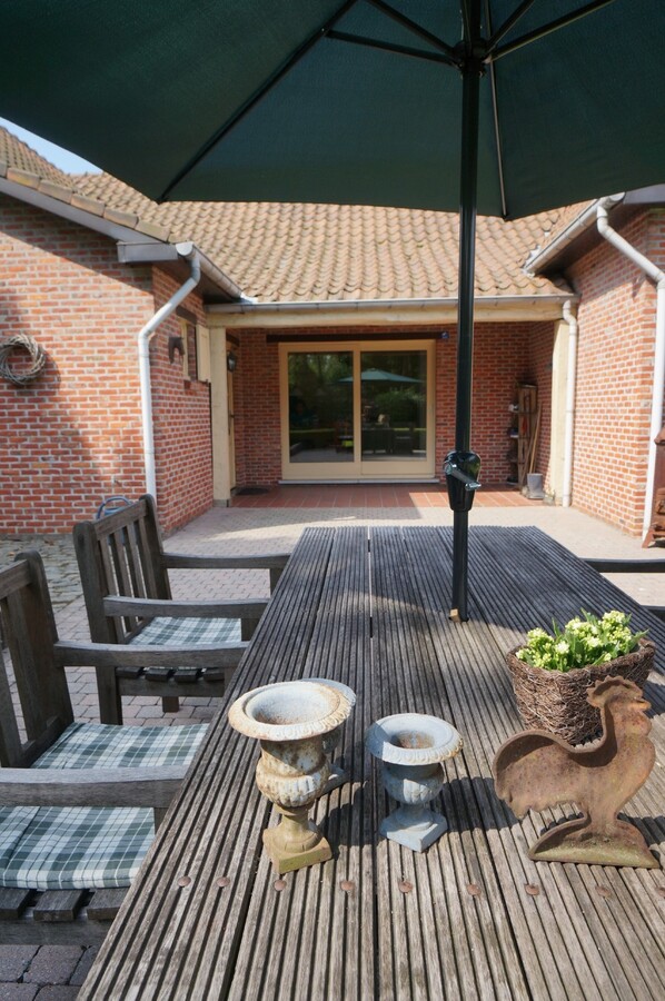 Verzorgde woning met stallen en piste op ca. 5374m&#178; te Wortel (Hoogstraten) 