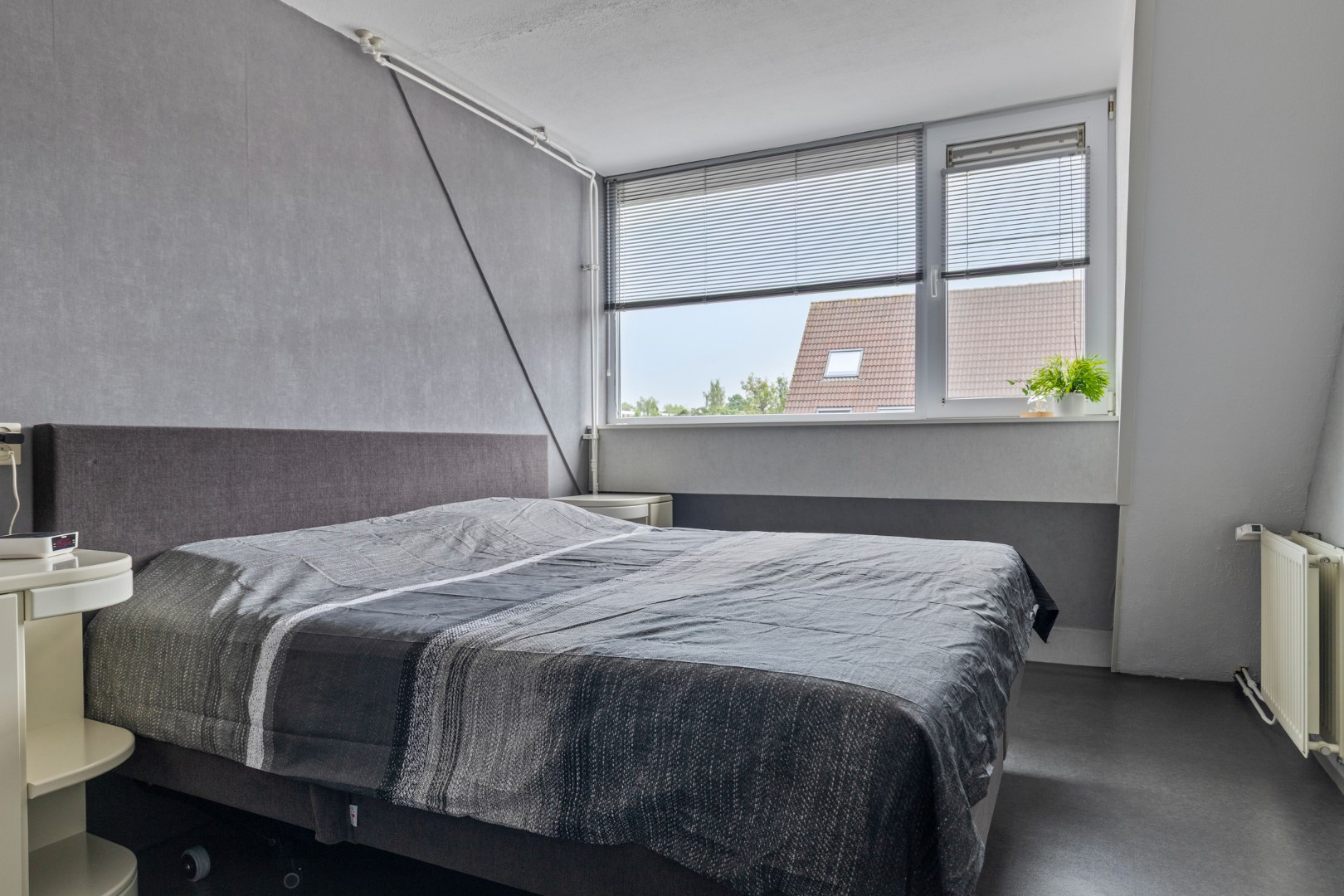 Energiezuinige eengezinswoning energielabel A, met 4 slaapkamers, uitgebouwde woonkamer, 12 zonnepanelen, vloerverwarming en gelegen op eigen grond. 