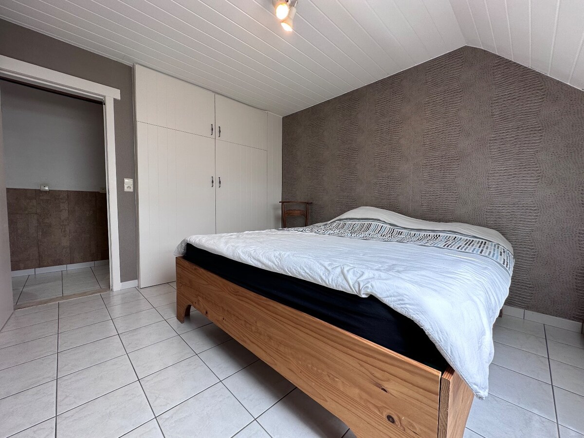 Instapklare alleenstaande woning met 4 slaapkamers en kleine atelier te Gistel 