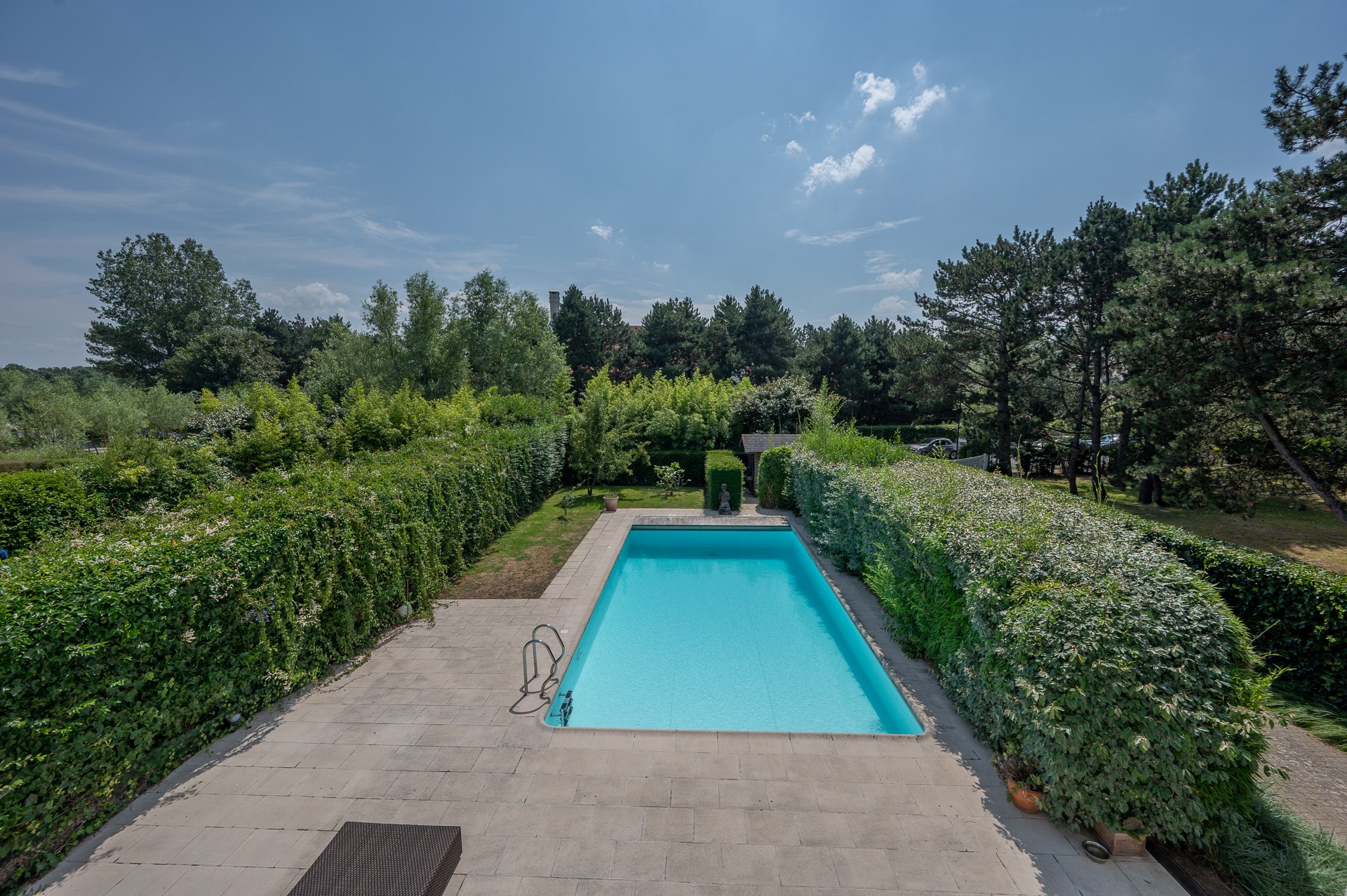 Villa jumel&#233;e spacieuse avec piscine, situ&#233;e dans un endroit tr&#232;s calme en A, dans le Zoute, &#224; proximit&#233; de la promenade et de la plage, du Zwin de Knokke-Zoute. 