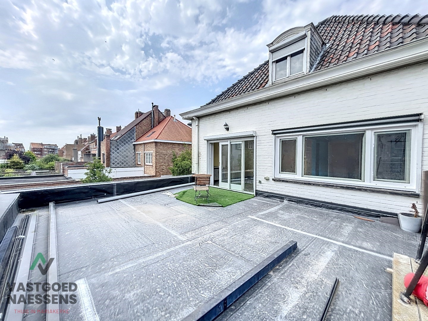 Maison d&#39;angle avec entrep&#244;t - garage - 5 chambres &#224; coucher et terrasse 