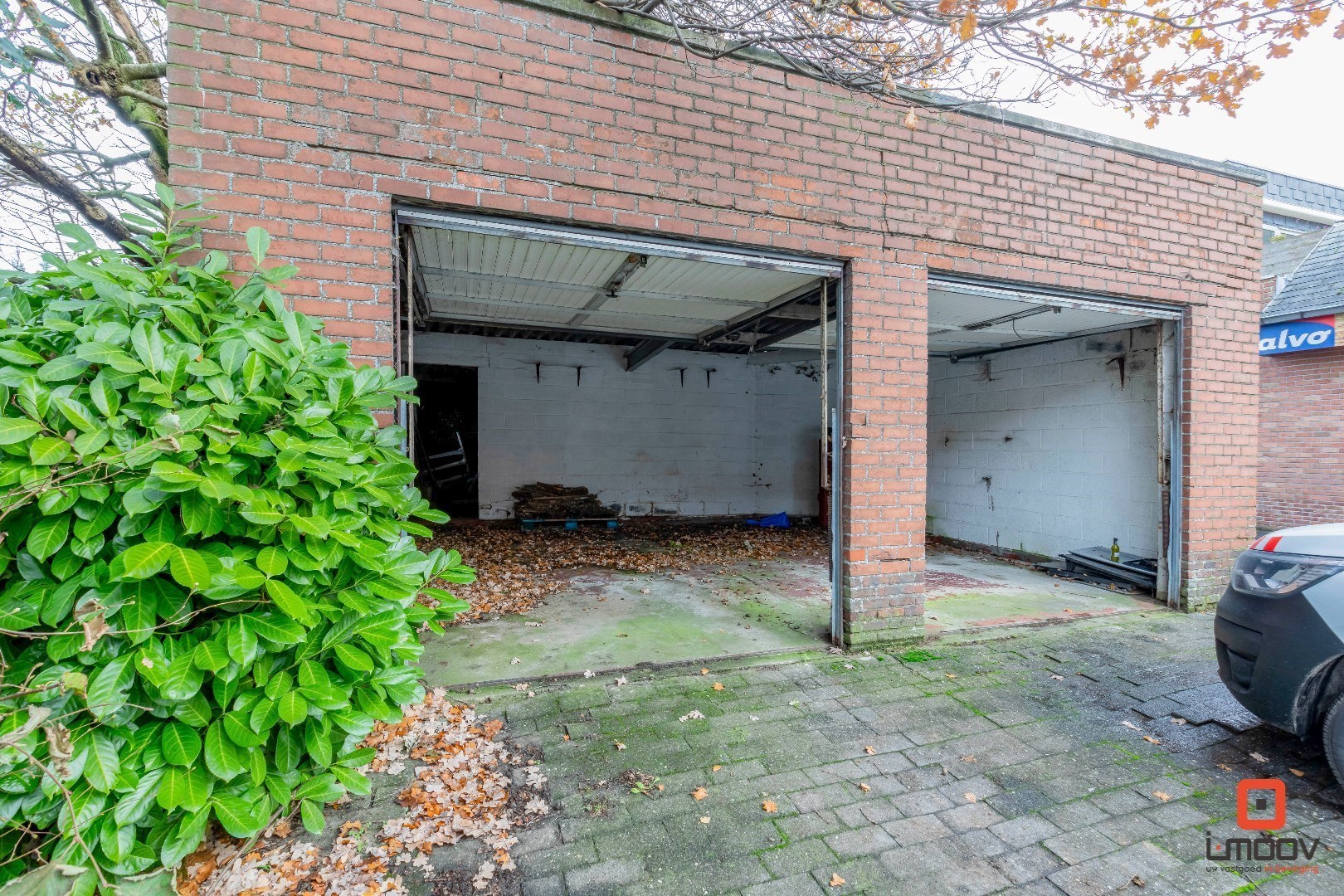 Ruime, te renoveren villa met grote tuin en twee garages 