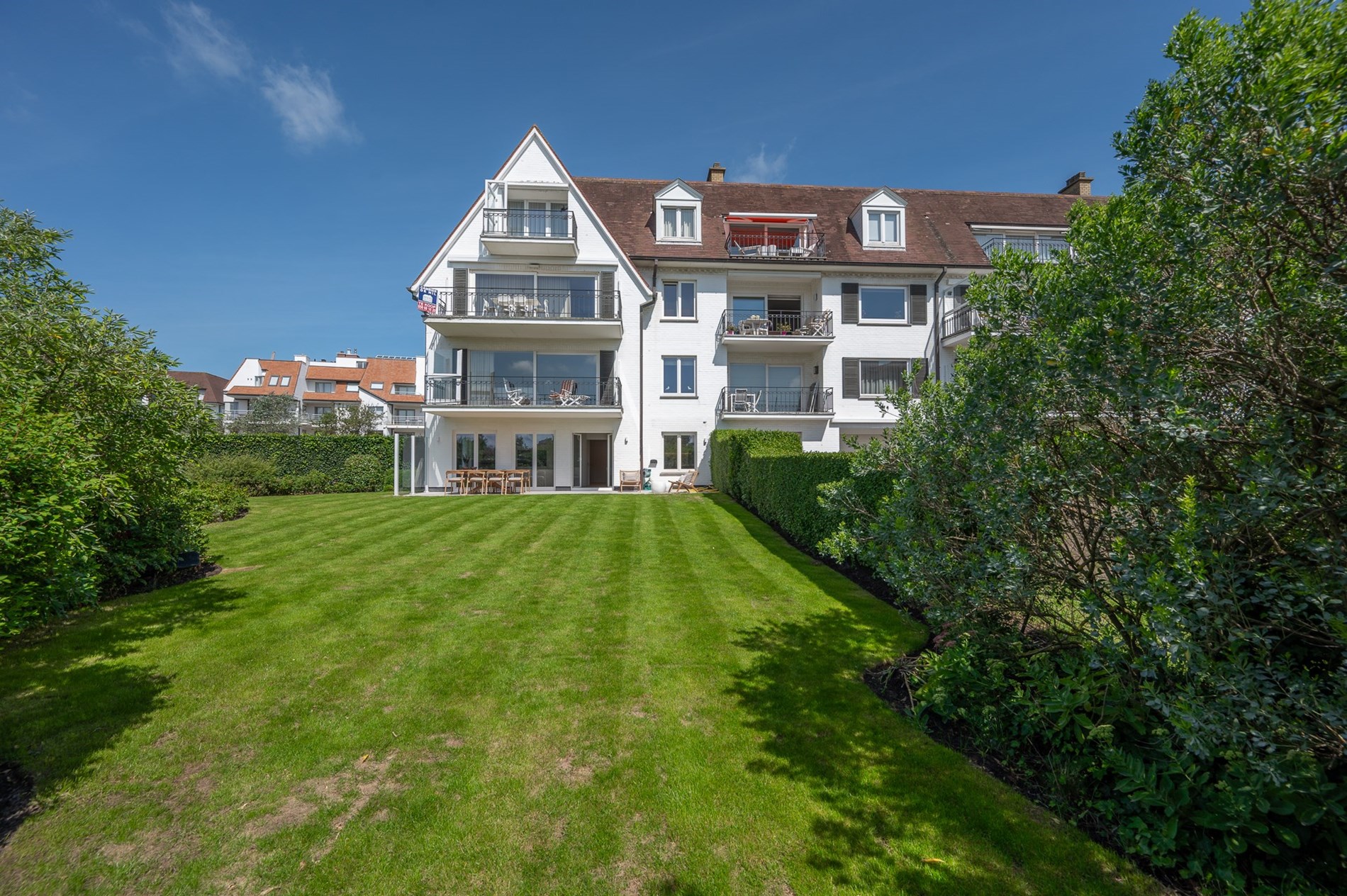 Superbe appartement d&#39;angle magnifiquement r&#233;nov&#233; avec jardin dans une r&#233;sidence de villas &#224; quelques pas de la plage, en plein cœur du Zoute. 